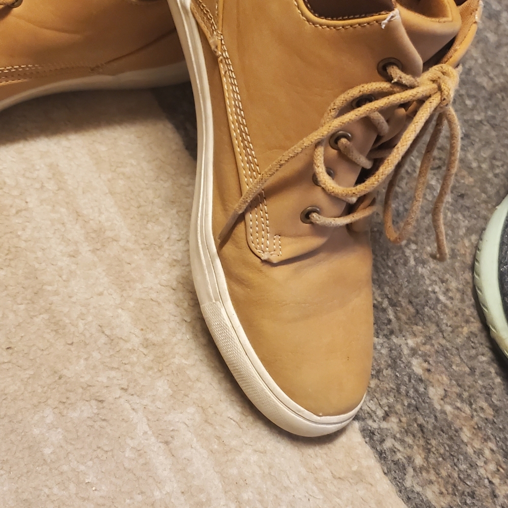 Steve Madden casual unisex shoe says size 6..  seem to be about women's 7.5